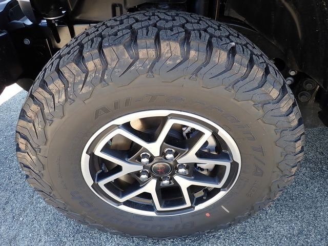 New 2026 Bright White Clear-Coat Exterior Paint Jeep Rubicon image 13