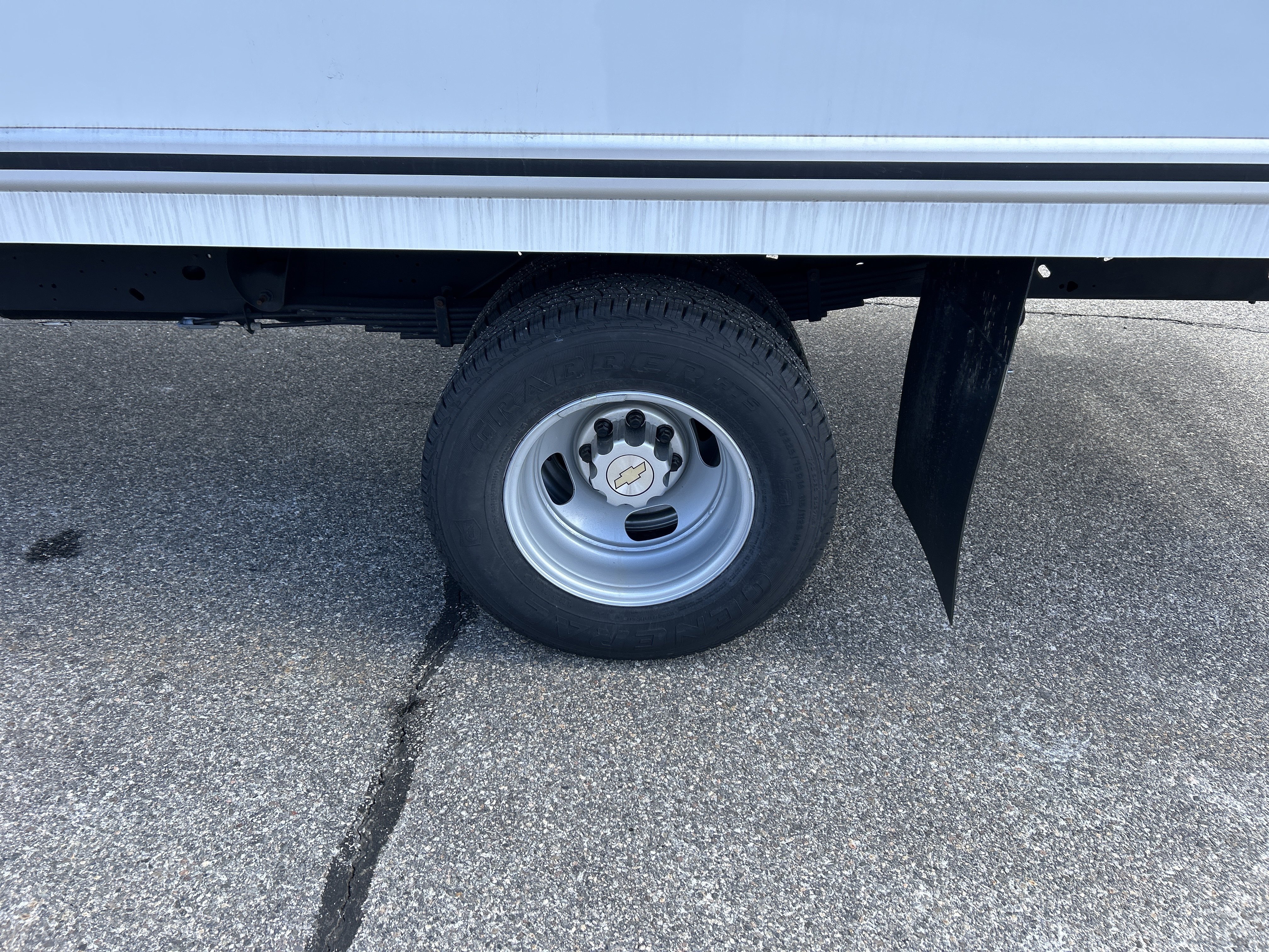 New 2025 Summit White Chevrolet 1WT image 5