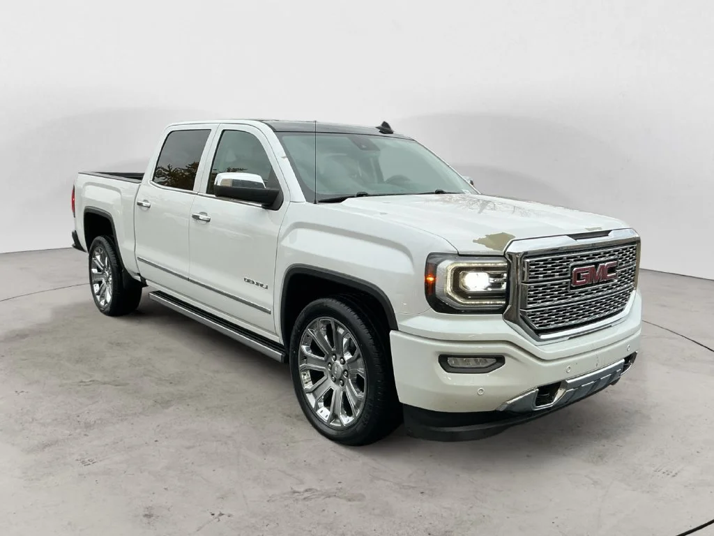 Used 2017 WHITE FROST TRICOAT GMC Denali image 5