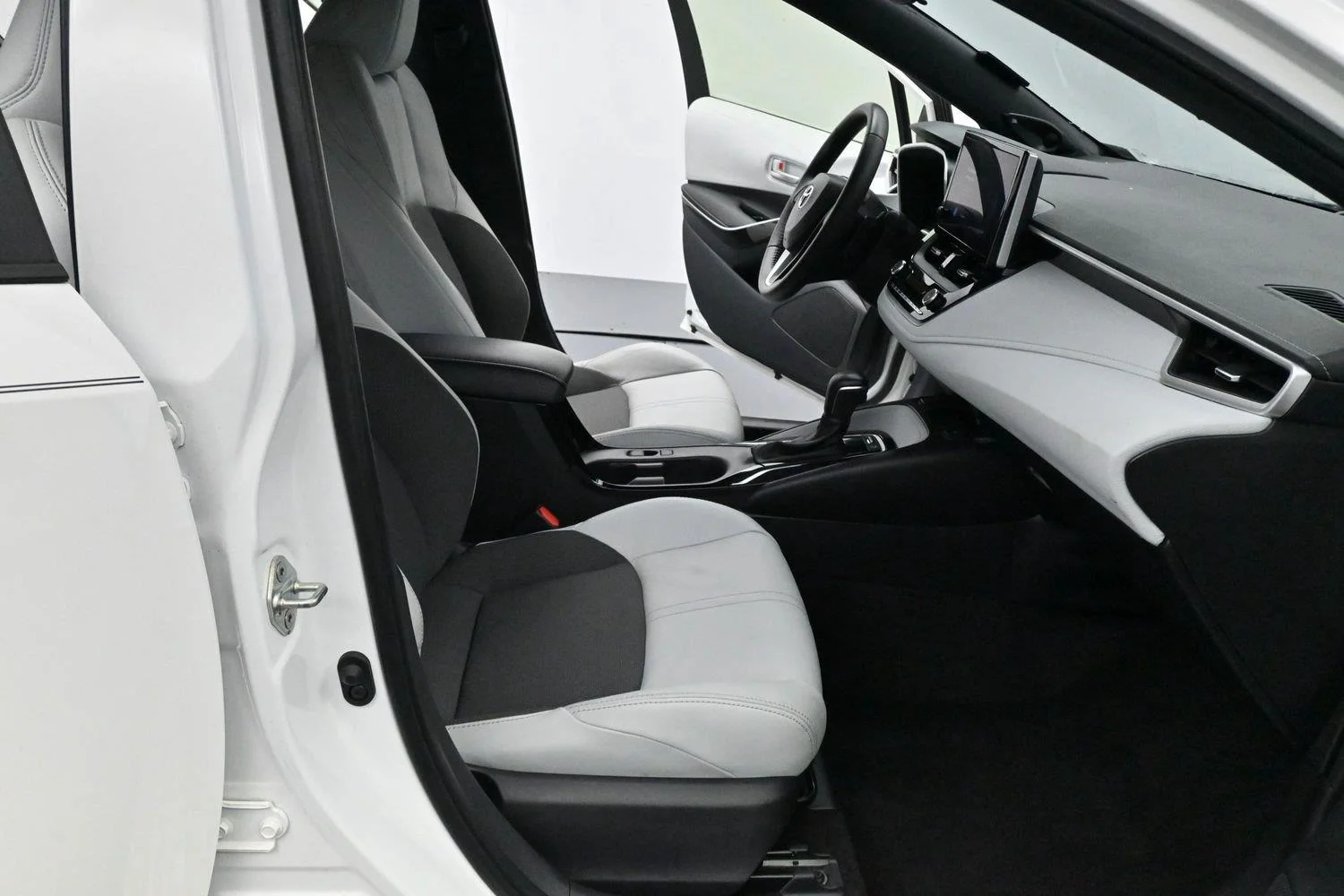 Used 2024 Ice Cap Toyota XSE image 28