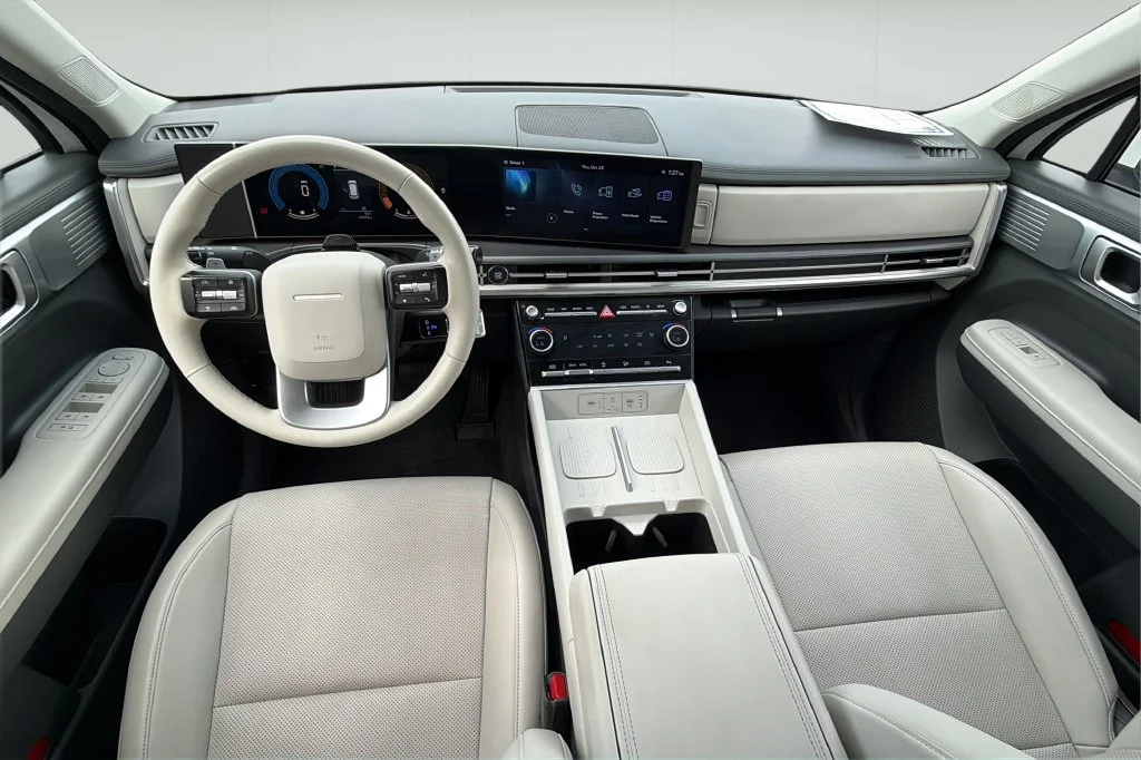 Used 2025 White Hyundai SEL image 20
