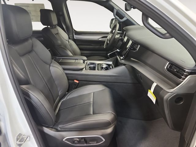 New 2026 Bright White Clear-Coat Exterior Paint Jeep Limited Reserve image 15