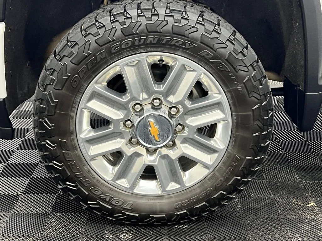 Used 2024 Summit White Chevrolet High Country image 10