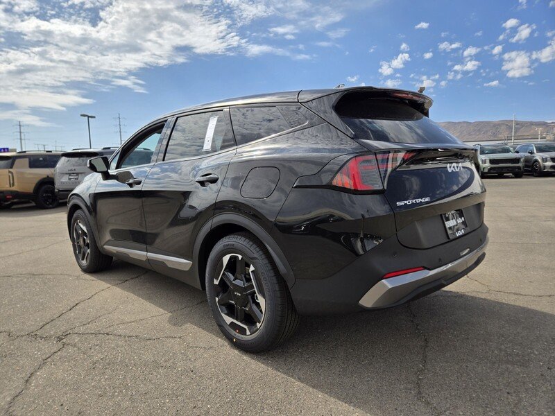 New 2027 Fusion Black Kia S image 4