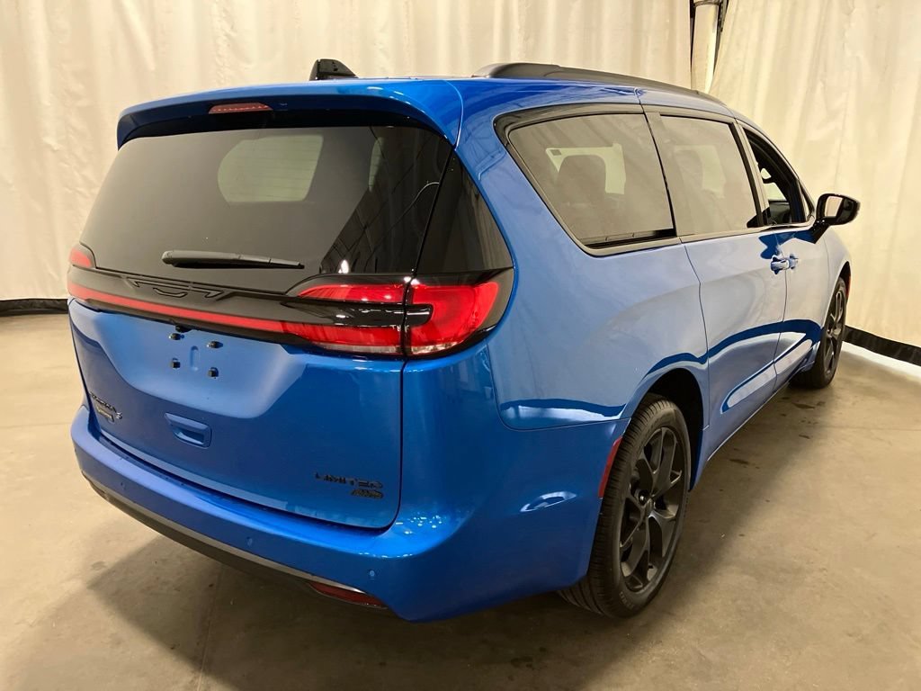 New 2027 Hydro Blue Pearl-Coat Exterior Paint Chrysler Limited image 30