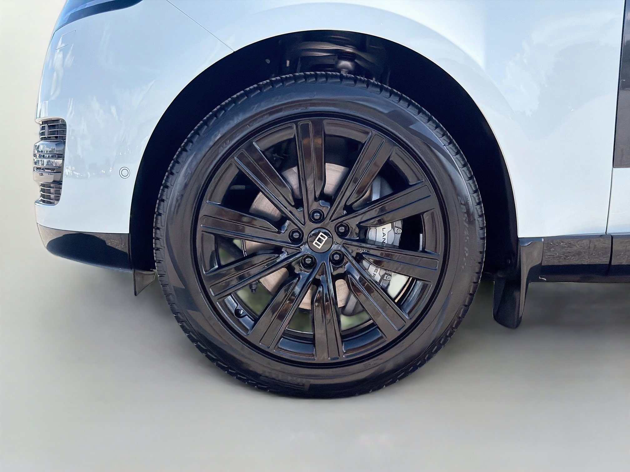 New 2027 Fuji White Land Rover SE image 42