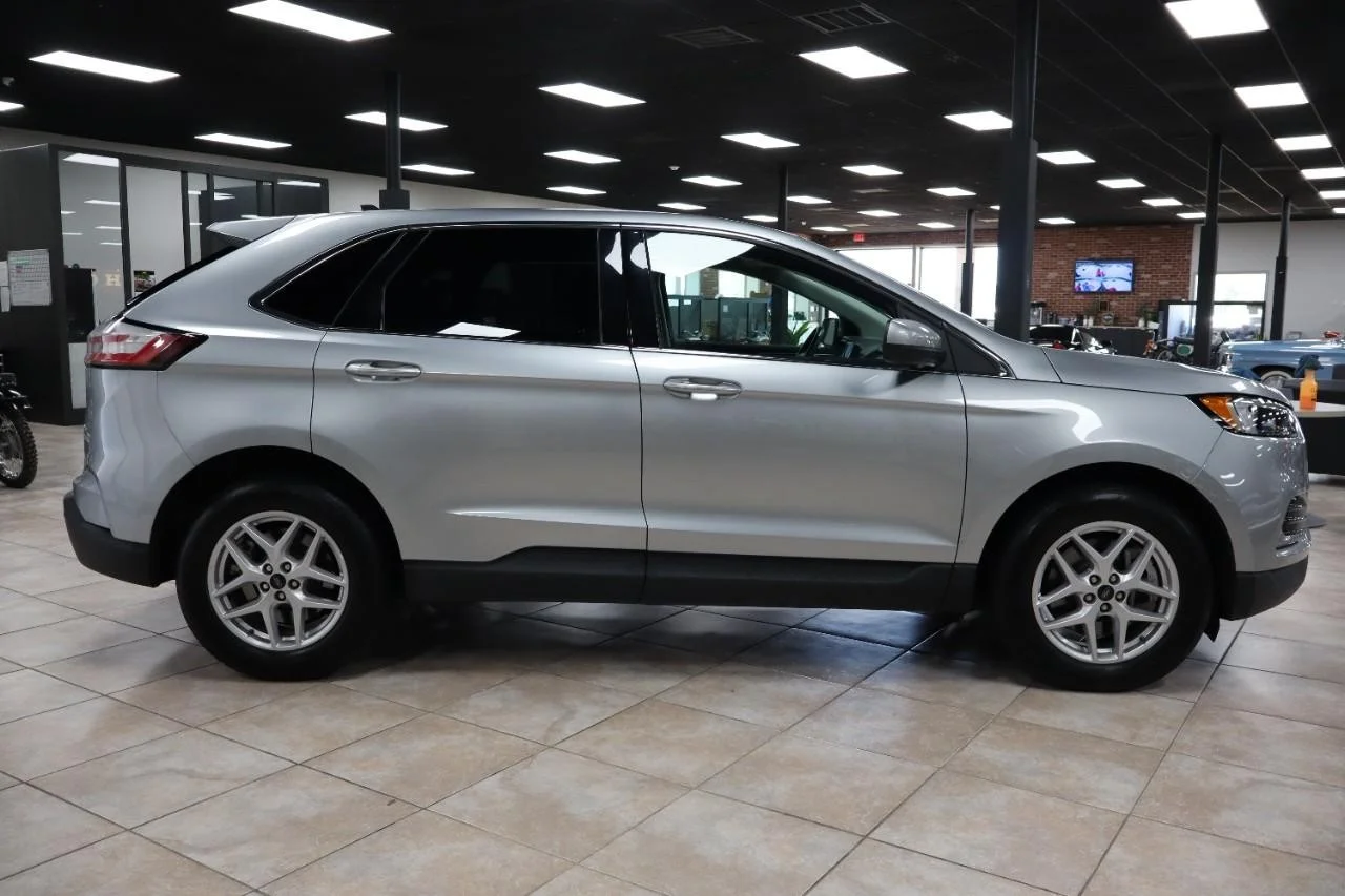 Used 2024 Iconic Silver Ford SEL image 6