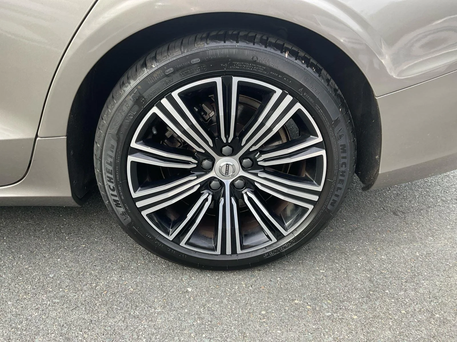 Used 2019 Pebble Grey Metallic Volvo Inscription image 28