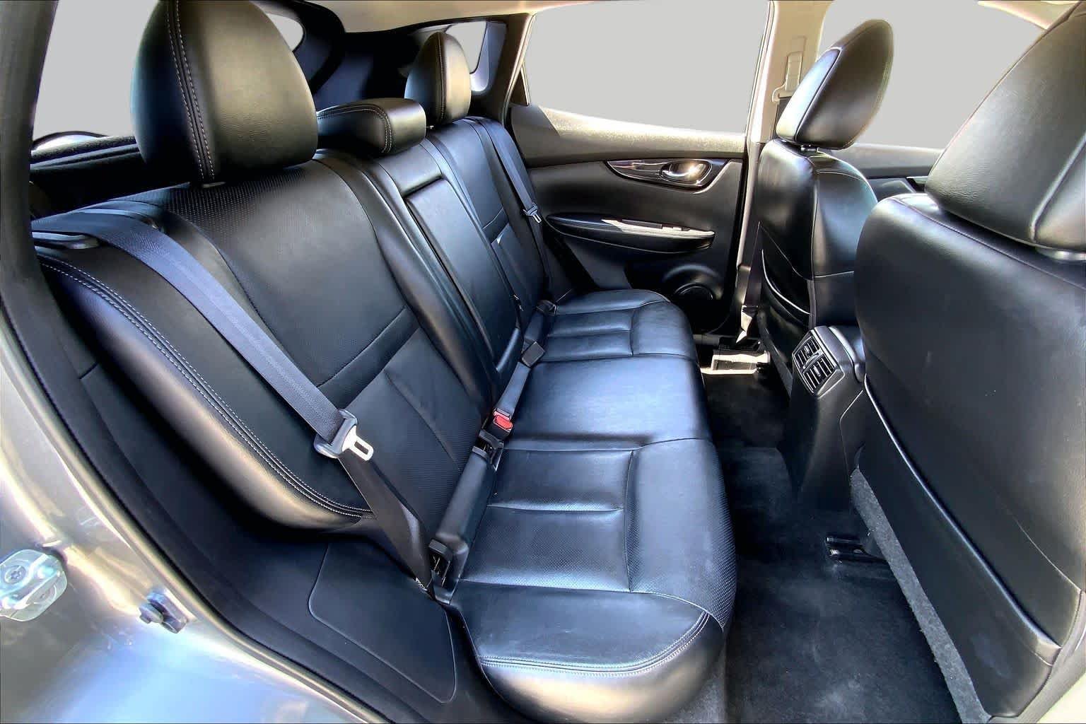 Used 2018 Gun Metallic Nissan SL image 19