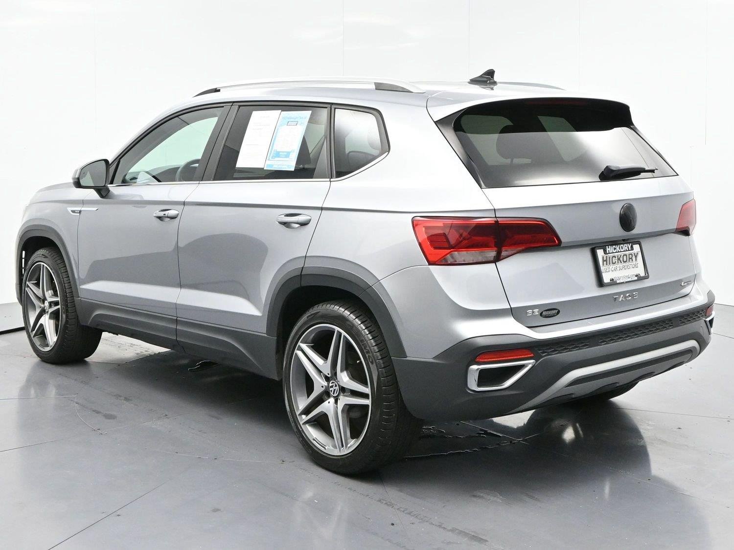 Used 2023 Pyrite Silver Metallic Volkswagen SE image 5