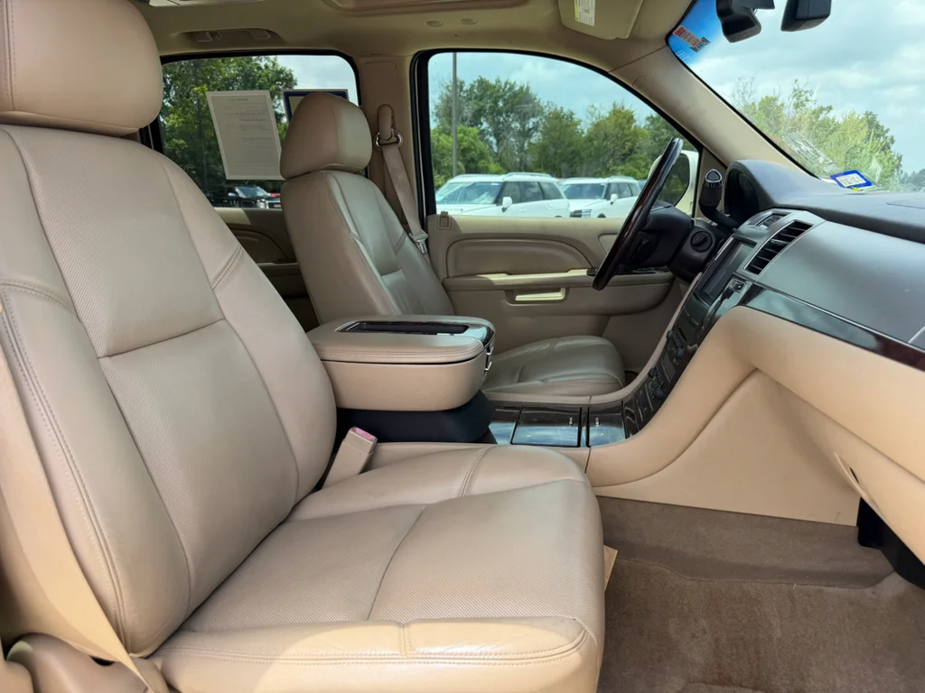 Used 2013 White Diamond Tricoat Cadillac Luxury image 12
