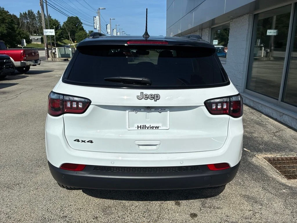New 2026 Bright White Clear-Coat Exterior Paint Jeep Limited image 4