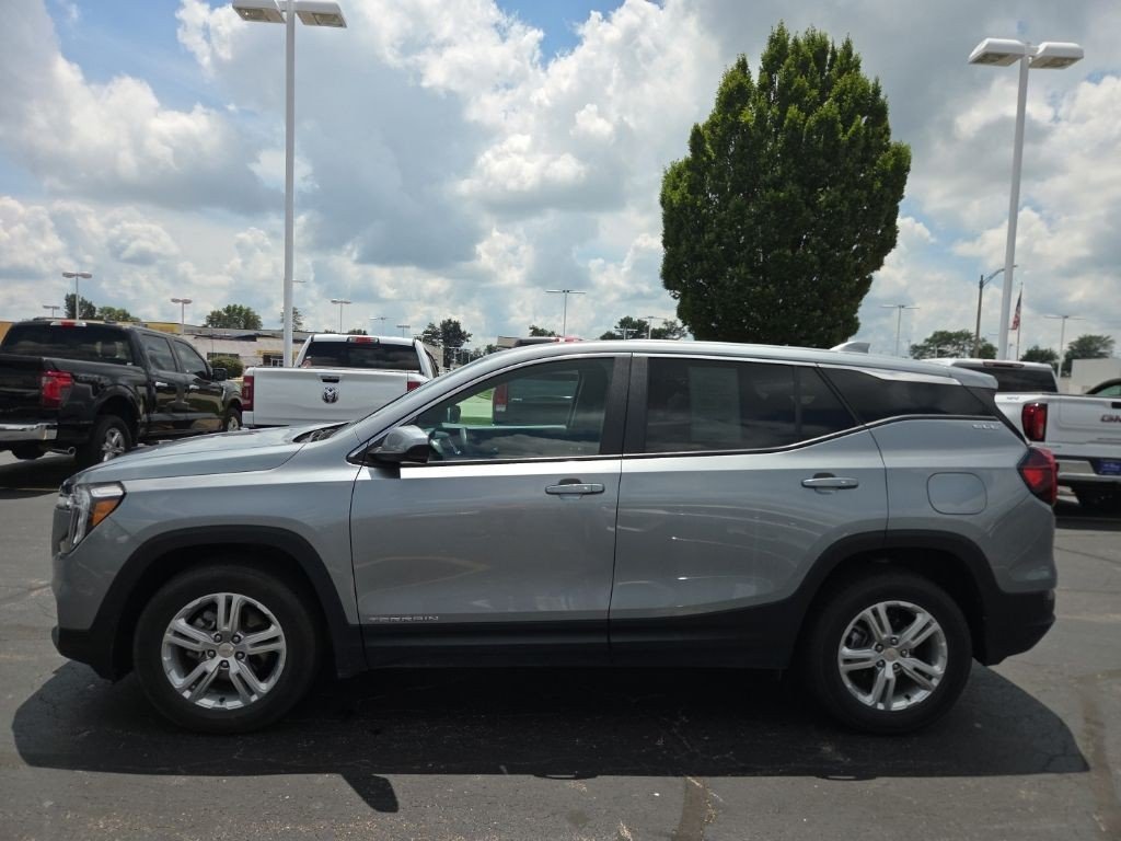 Used 2024 Sterling Metallic GMC AWD 4dr SLE image 3