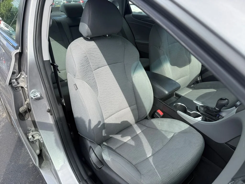 Used 2012 Hyper Silver Metallic Hyundai Base image 17