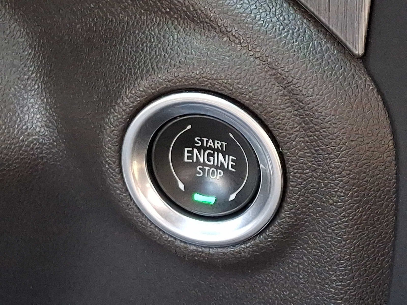 Used 2020 White Frost Tricoat GMC Denali image 27