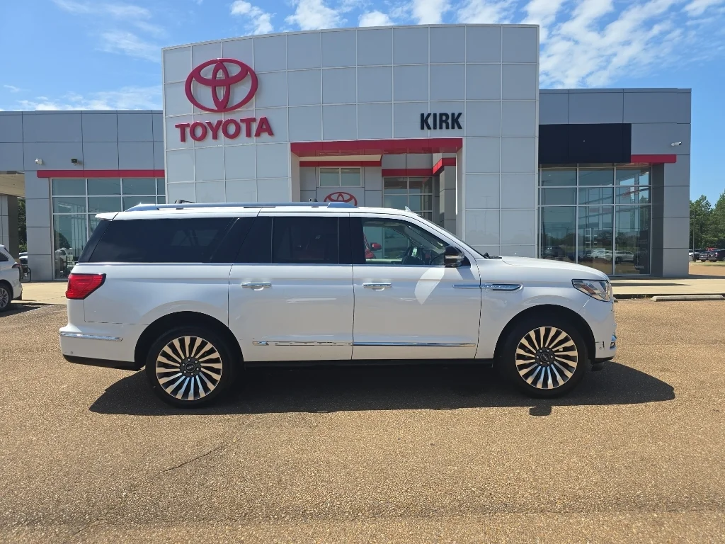 Used 2019 White Platinum Metallic Tri-Coat Lincoln Reserve image 1
