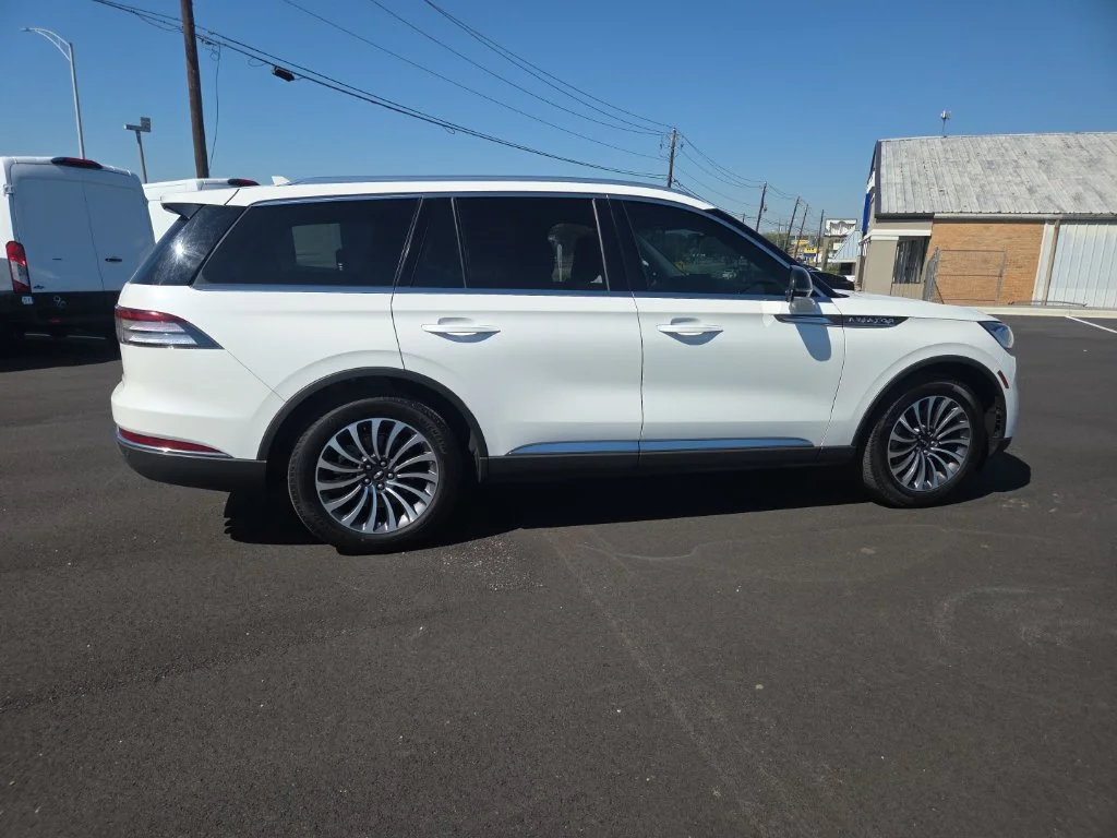Used 2024 White Lincoln Premiere image 16