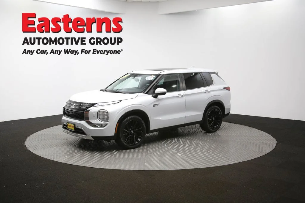 Used 2023 White Mitsubishi SE image 57