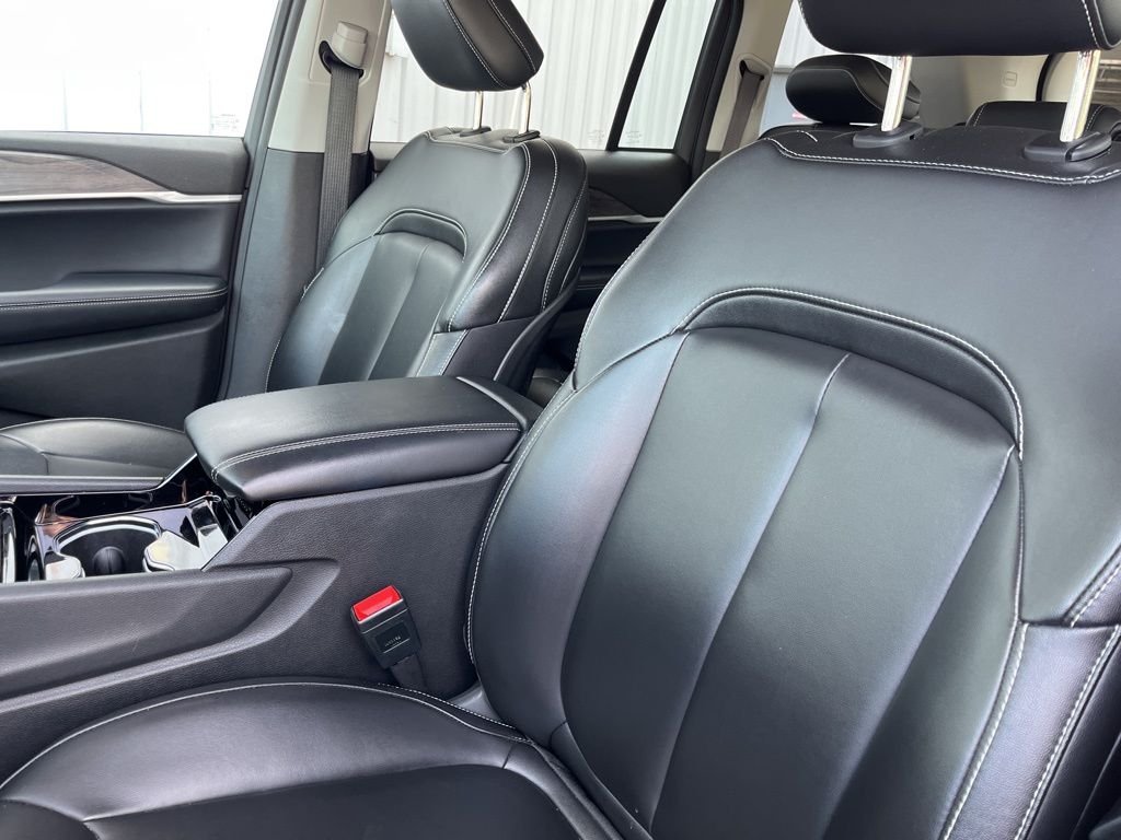 Used 2023 Velvet Jeep Limited image 4