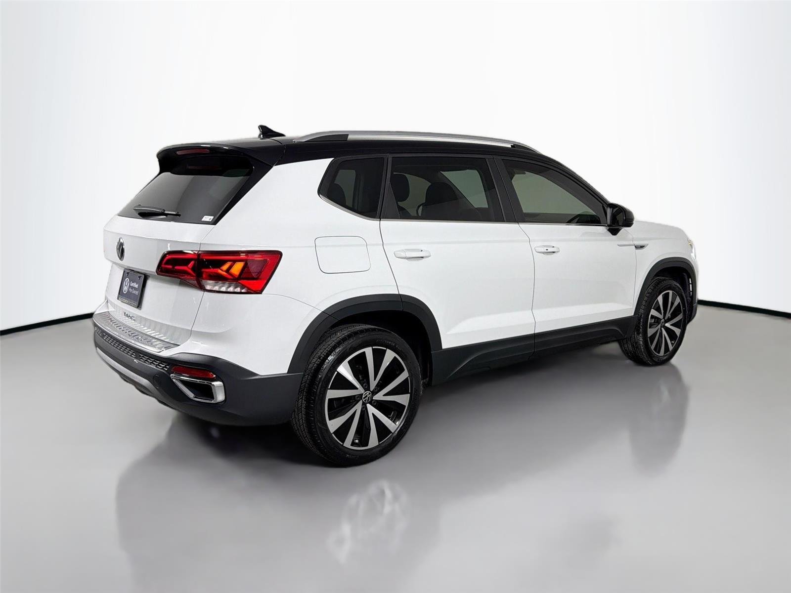 Used 2023 Pure White Volkswagen SE image 5