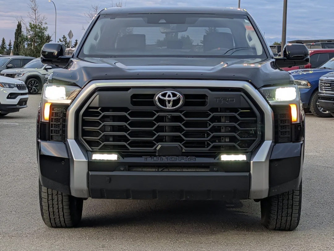 Used 2024  Toyota 4X4 -Leather - Sunroof - Blind Spot - Park Assist - Lane Keep image 3