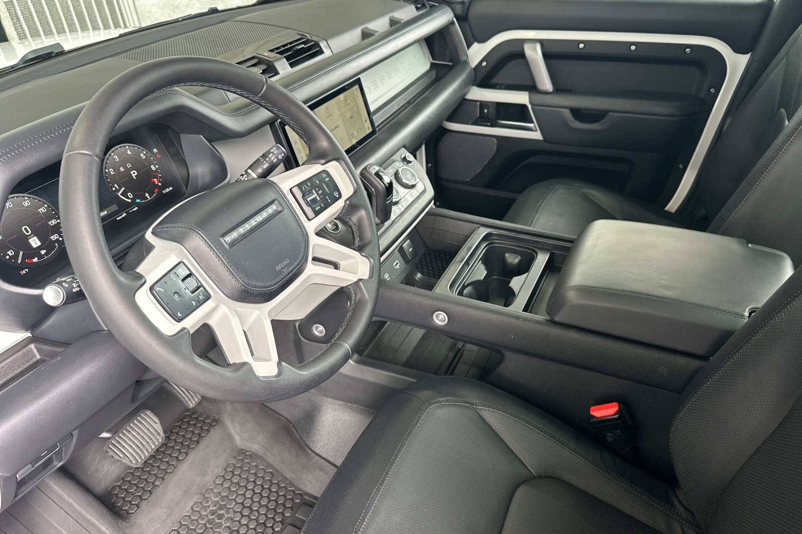 Used 2024 Fuji White Land Rover X-Dynamic SE image 9