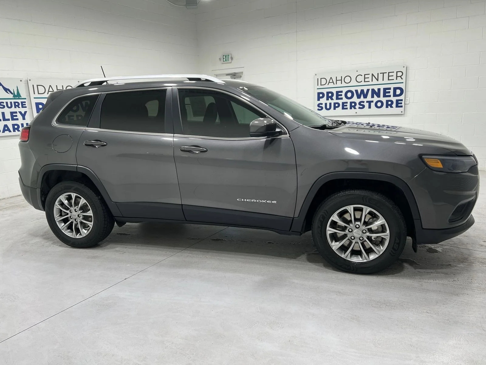 Used 2020 Gray Jeep Latitude Plus image 9