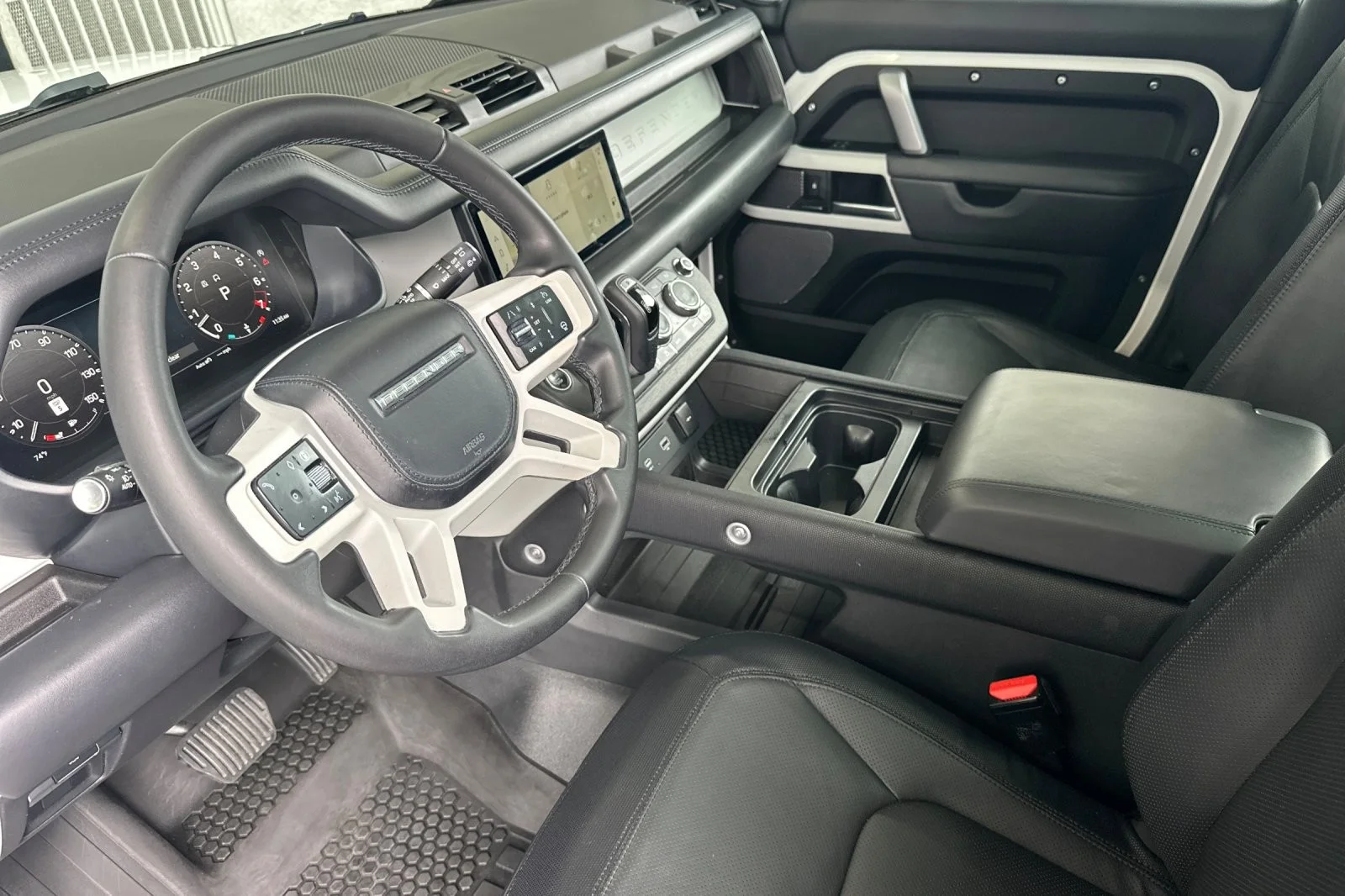 Used 2024 Fuji White Land Rover X-Dynamic SE image 9