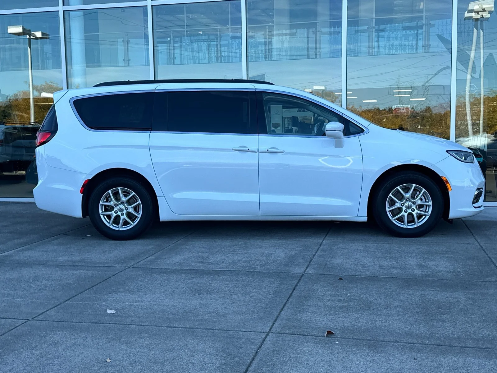 Used 2022 Bright White Clearcoat Chrysler Touring L image 3