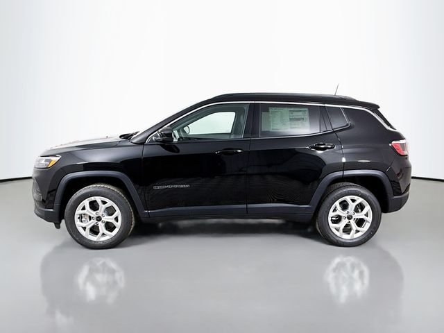 New 2026 Diamond Black Crystal Pearl-Coat Exterior Paint Jeep Latitude image 4