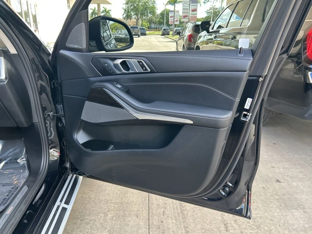 Used 2024 Black BMW xDrive40i image 33