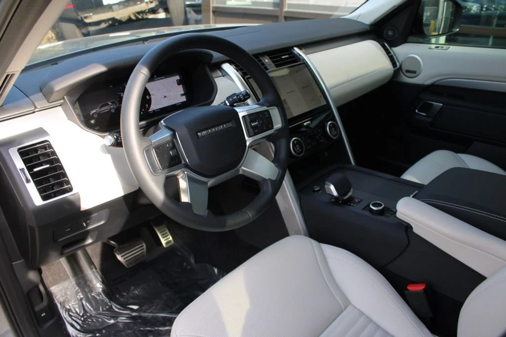 Certified Used 2025  Land Rover Dynamic SE image 5