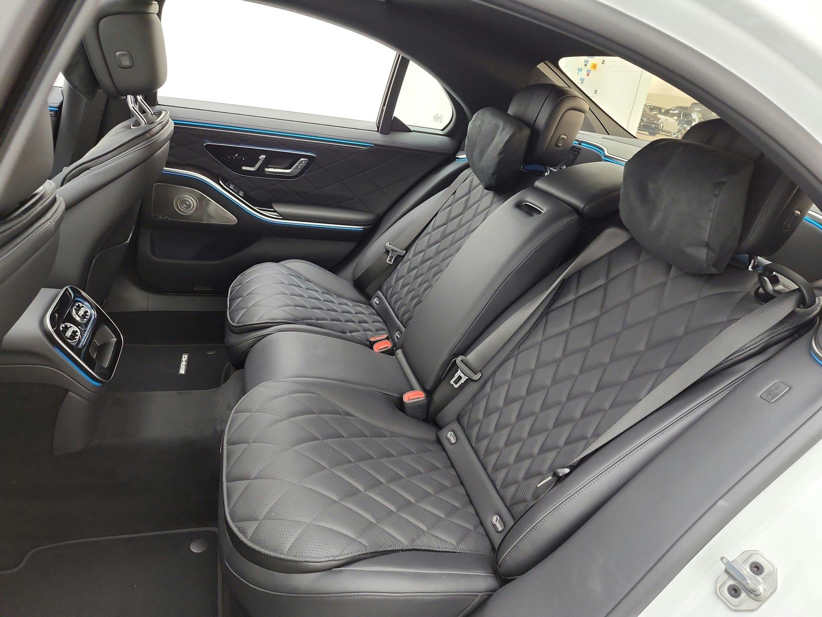 New 2027 MANUFAKTUR Moonlight White Metallic Mercedes-Benz S 580 4MATIC® Sedan image 11