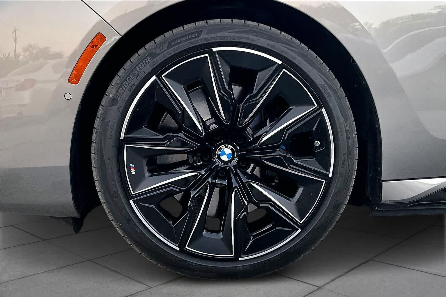 Used 2025 Oxide Grey Metallic BMW xDrive60 image 10