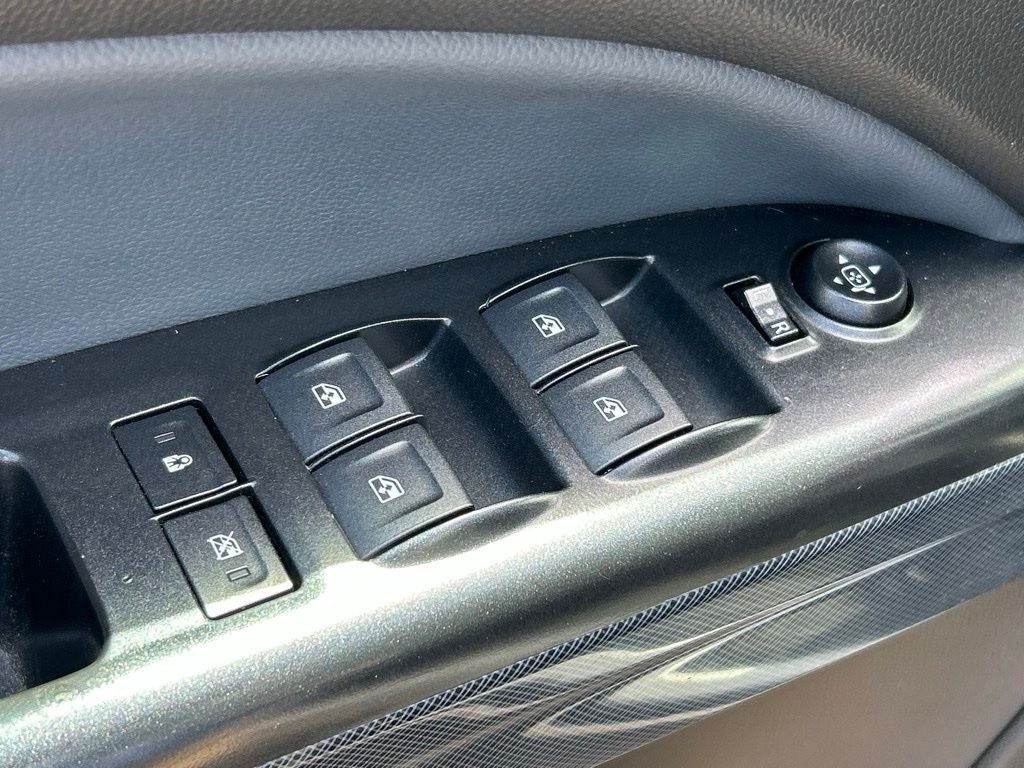 Used 2018 White Chevrolet Z71 image 19