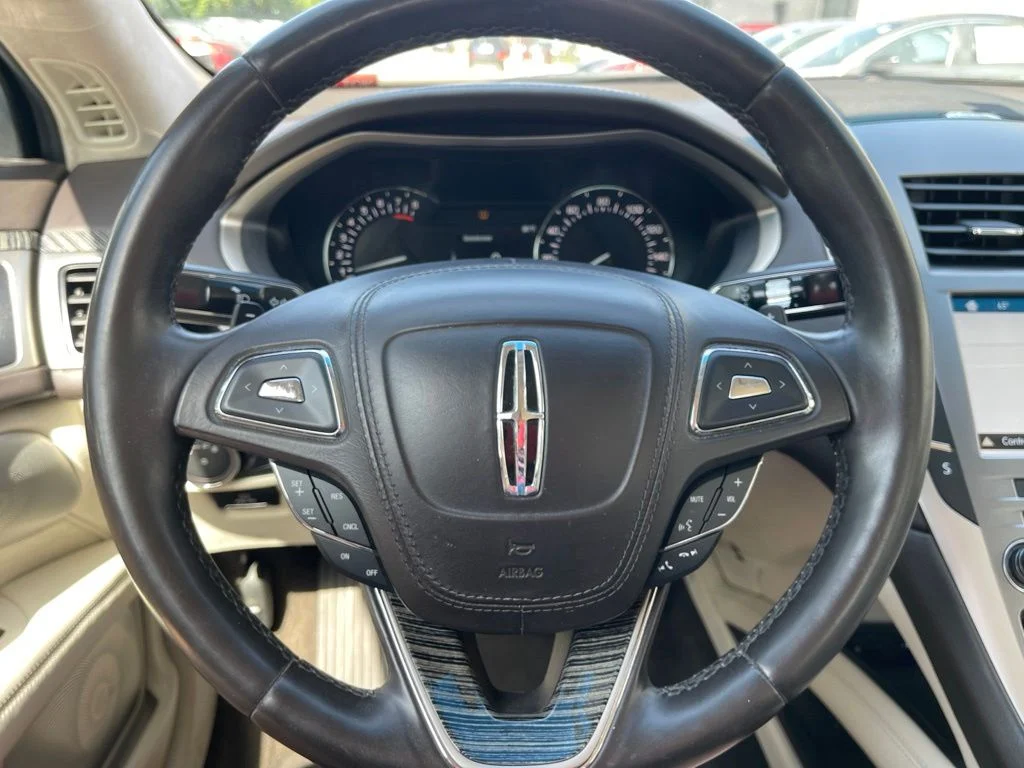 Used 2017 White Platinum Metallic Tri-Coat Lincoln Black Label image 12