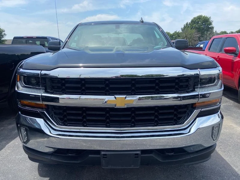Used 2017 Chevrolet Silverado 1500 LT with VIN 1GCVKREC4HZ356630 for sale in Alton, IL