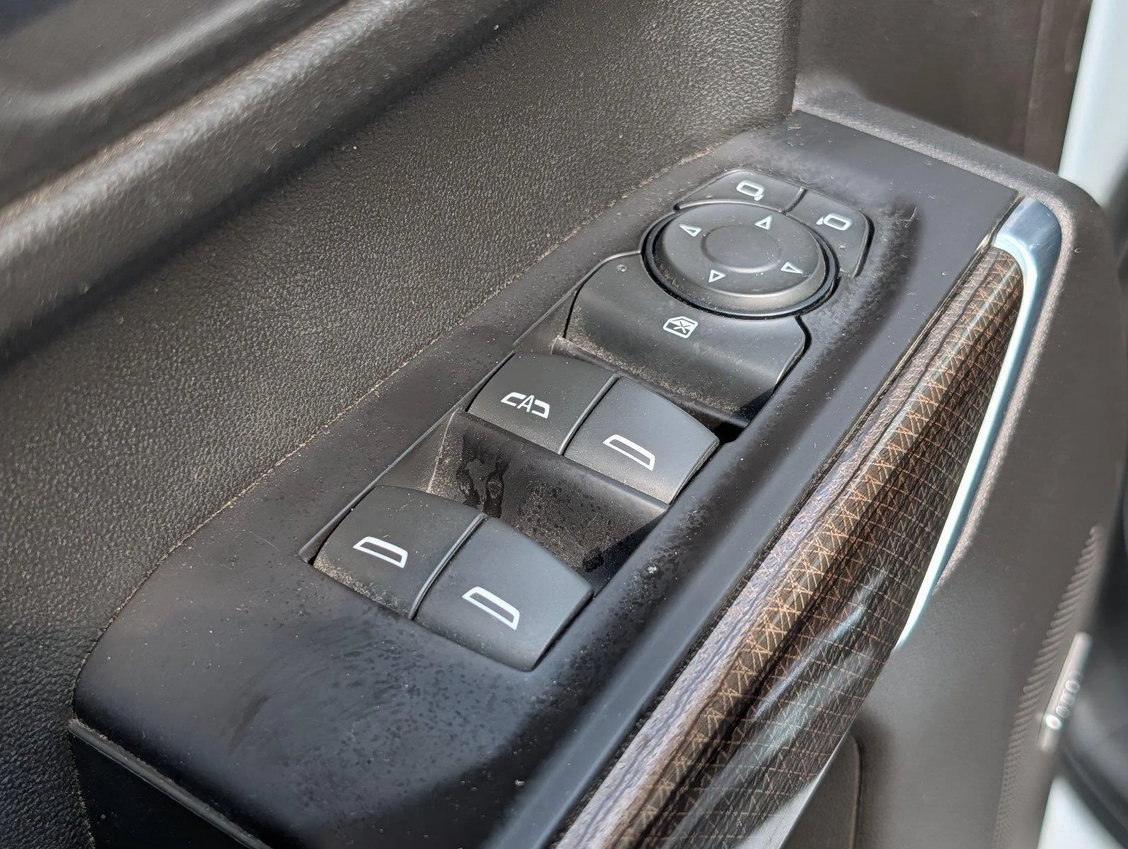 Used 2021 SUMMIT WHITE Chevrolet LT Trail Boss image 17