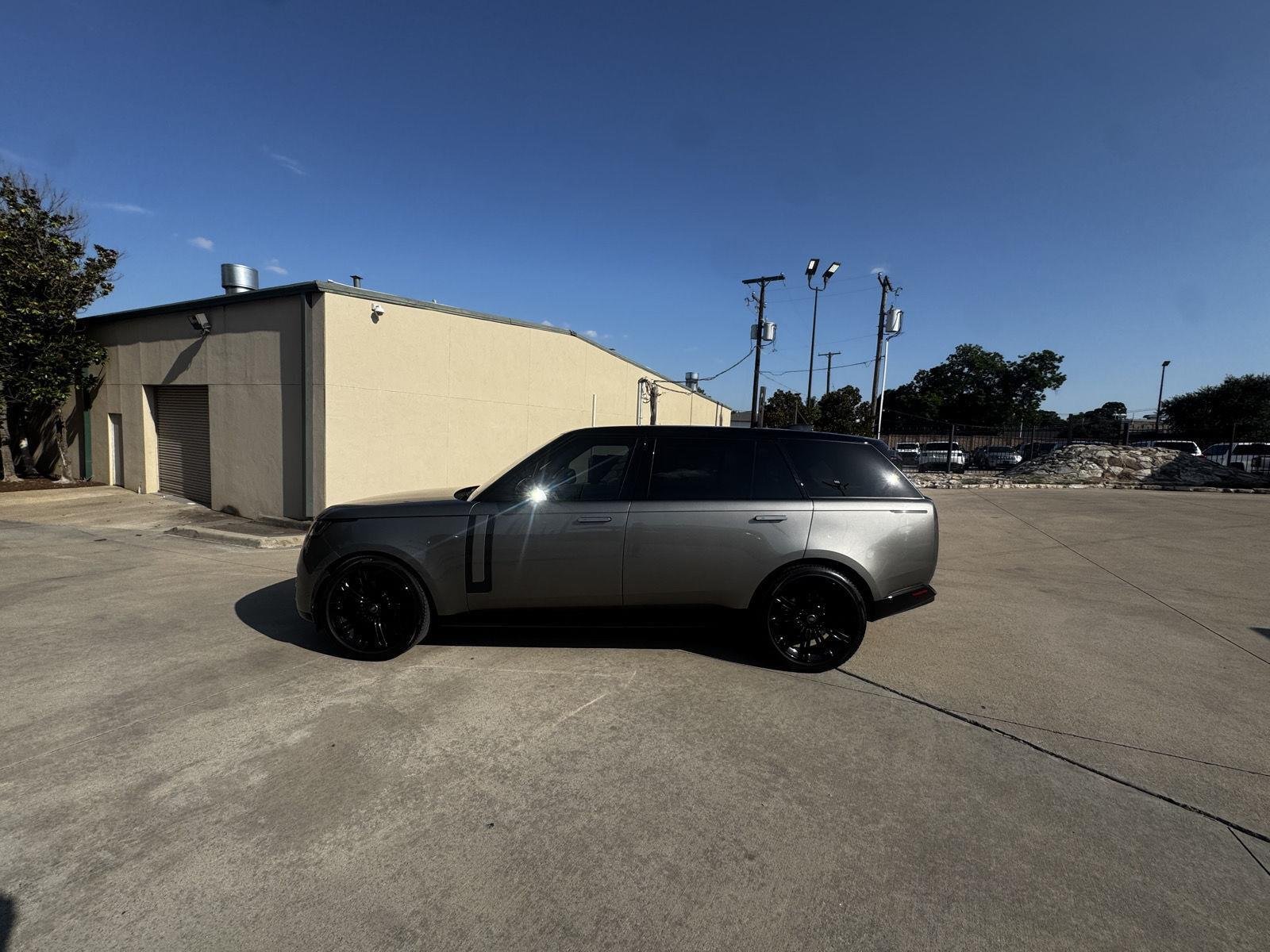 Used 2023 Silicon Silver Premium Metallic Land Rover SE image 1