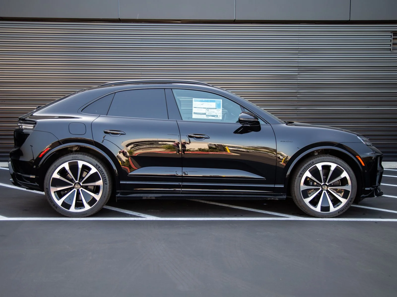 2025 Porsche Macan Turbo Electric - Photo 8