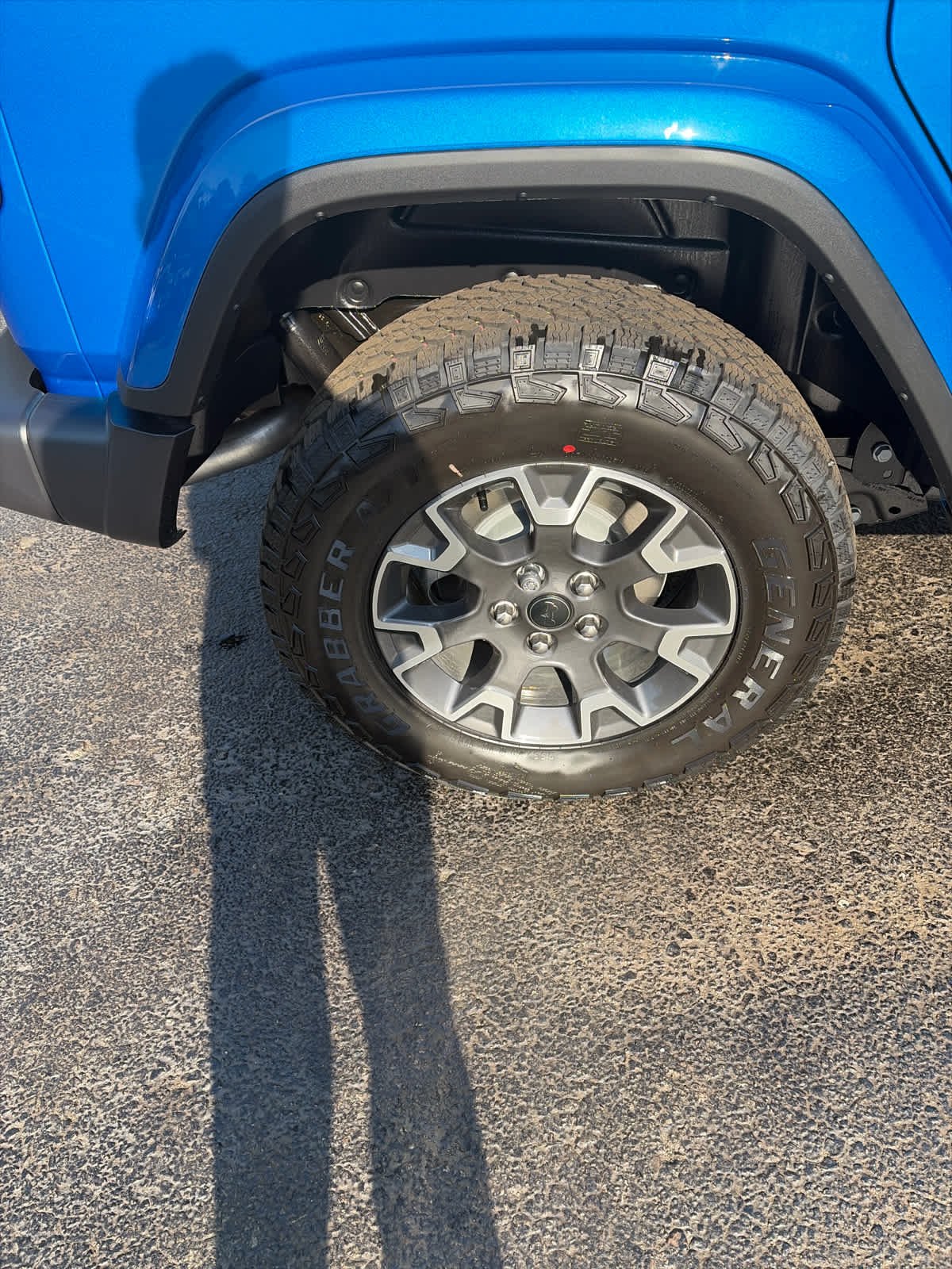 New 2026 Hydro Blue Pearl-Coat Exterior Paint Jeep Sahara image 24