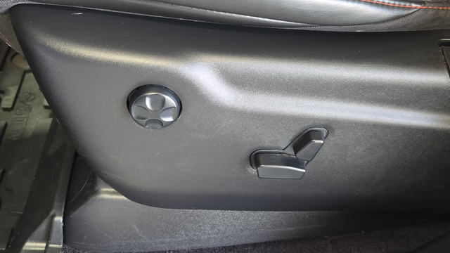 Used 2018 Bright White Clearcoat Jeep Trailhawk image 29