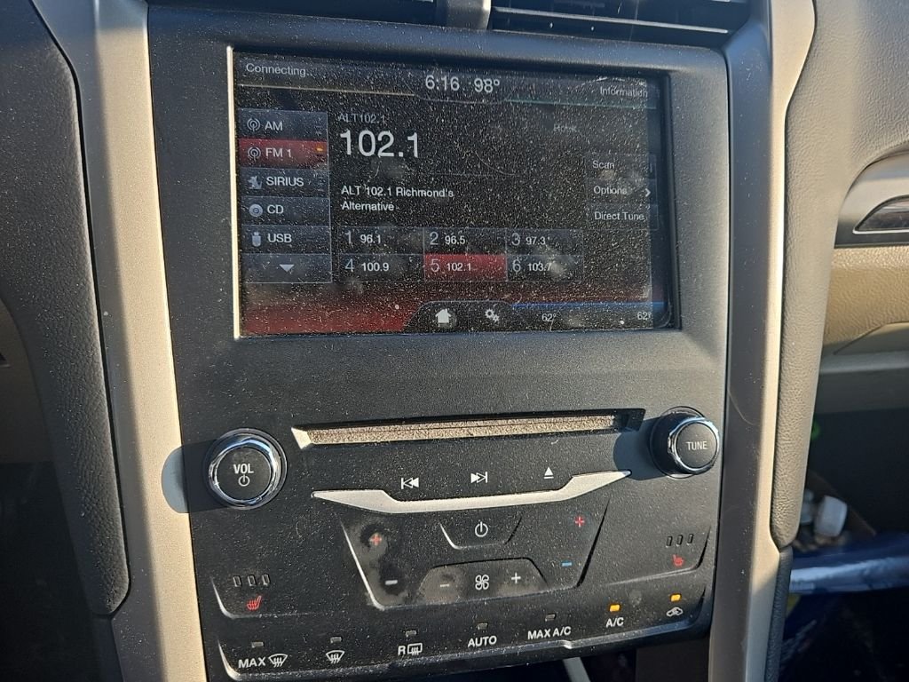 Used 2013 Blue Ford SE image 9