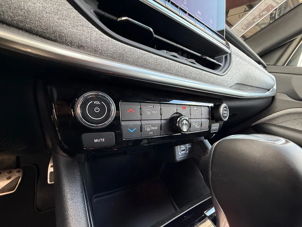 Used 2024 Blue Jeep Latitude image 23