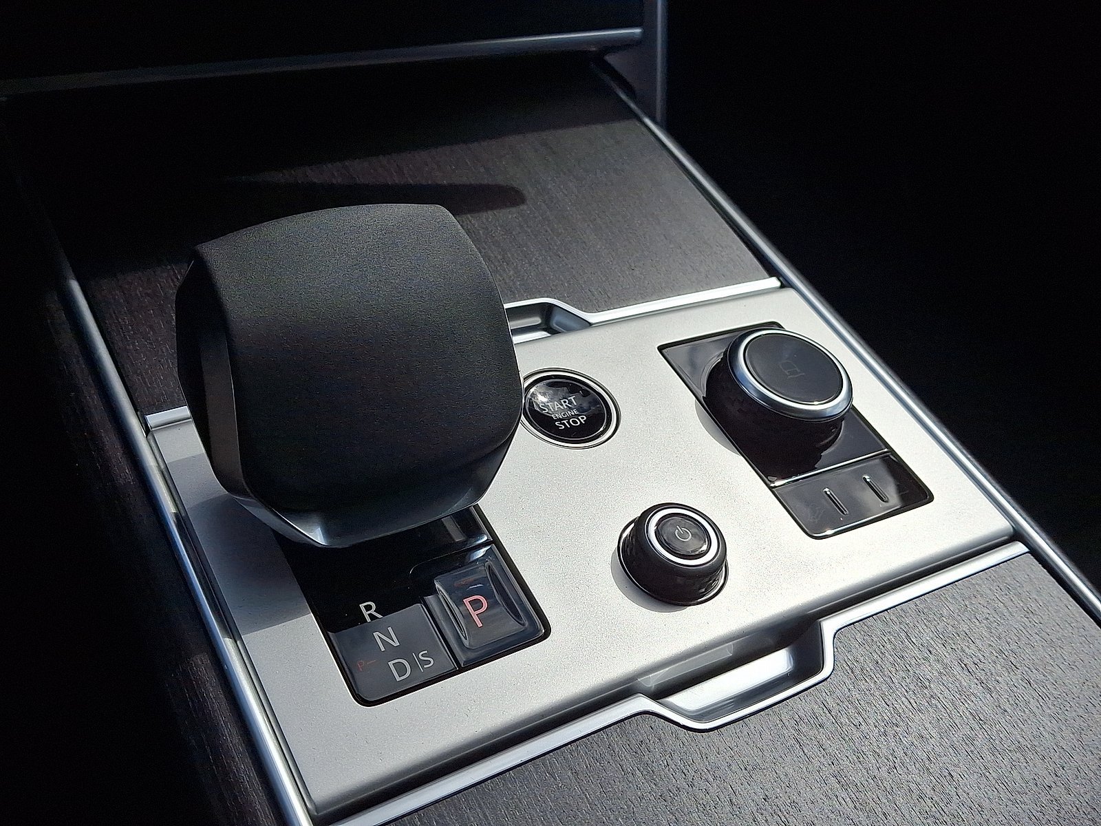 New 2027 Eiger Grey LAND ROVER SE image 16