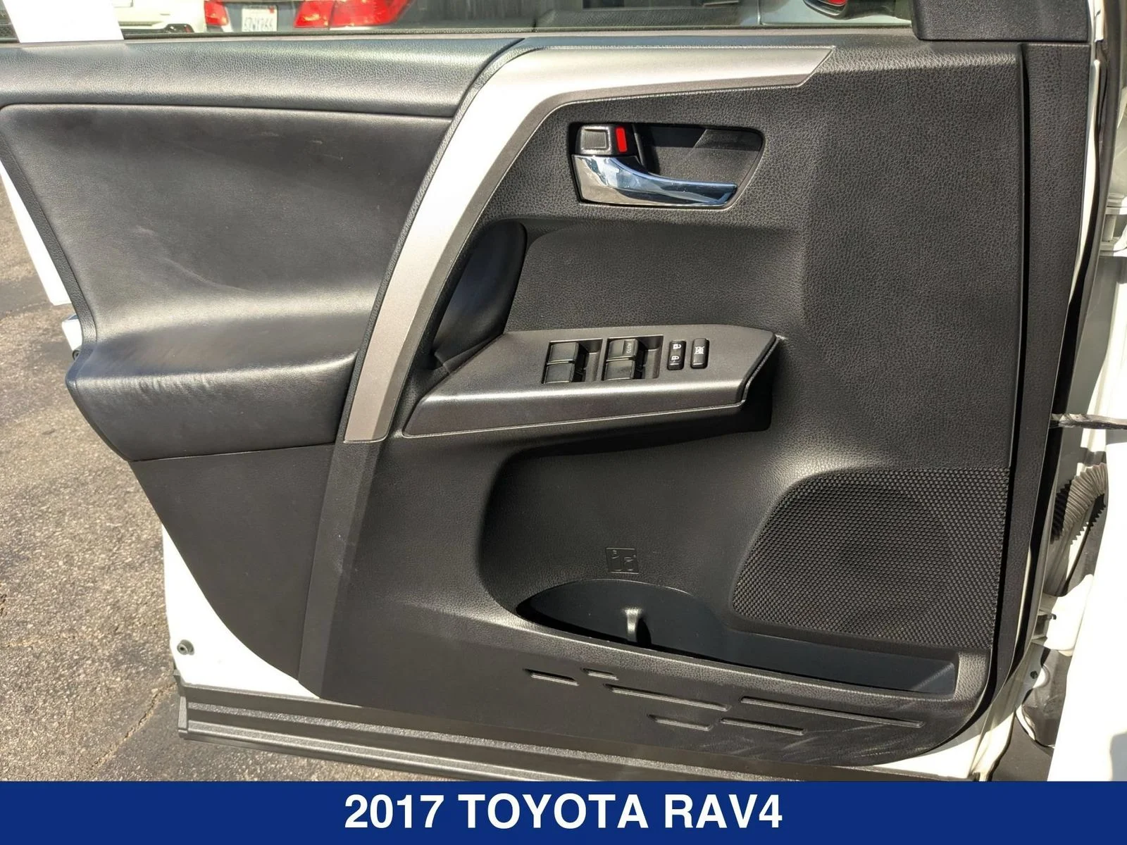 Used 2017  Toyota XLE image 10