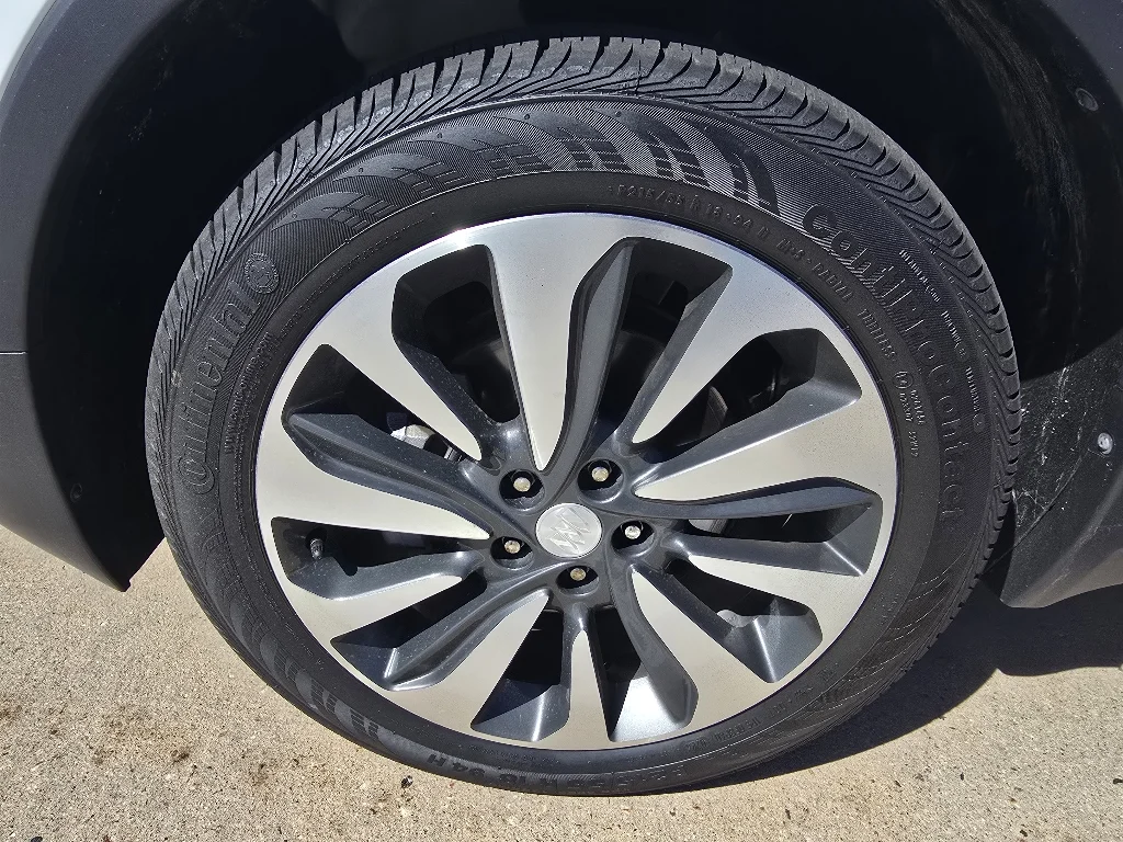 Used 2022 Summit White Buick Preferred image 10