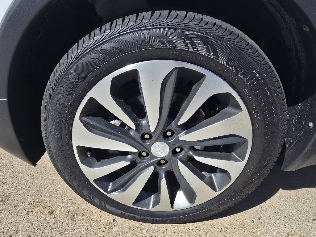 Used 2022 Summit White Buick Preferred image 9