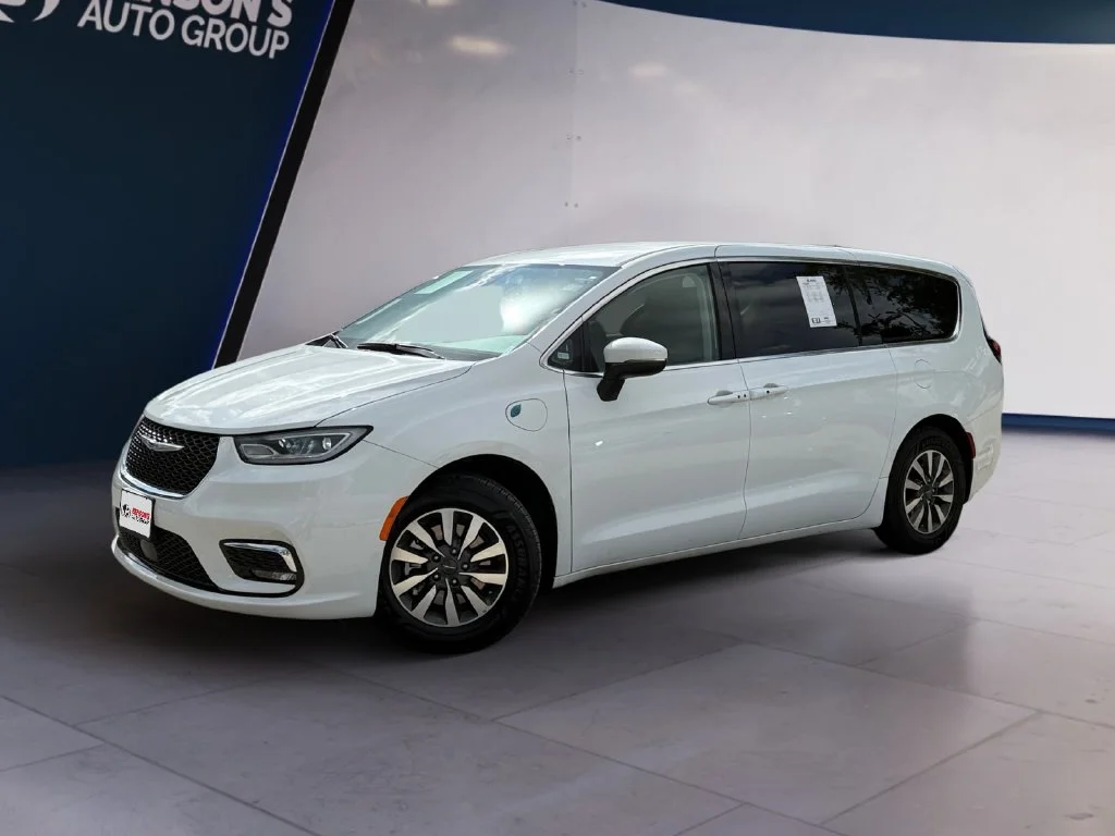 Used 2023 White Chrysler Touring L image 1