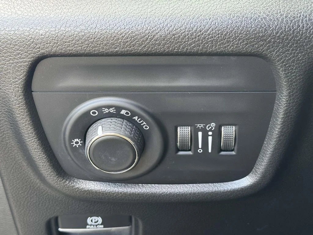 Used 2021 Black Jeep Laredo image 28